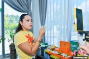 三个正官泰国主播品三亚榴莲：“尝到了家乡味”