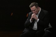 三个正官特斯拉股价收涨超3%：特朗普无意沟通，马斯克父亲劝儿子低头